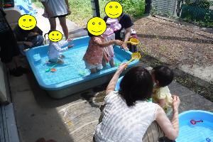 乳幼児活動で水遊びをしている子どもたちの写真