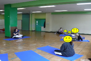 親子ヨガに参加する親子の様子