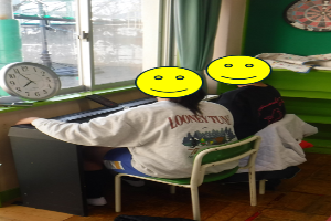みんなの部屋で中学生がピアノを弾く様子