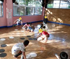 遊戯室で運動遊びをする小学生の様子の写真