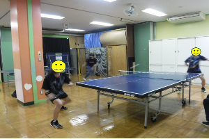 遊戯室で中学生が卓球をする様子