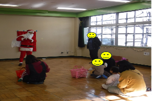 乳幼児がクリスマスのイベントに参加する様子