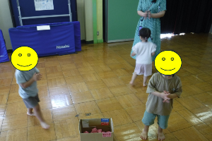 乳幼児活動でからだをうごかしている子どもたちの写真