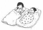 小さな子どもが布団に寝ており、隣の女の子も布団に入って、本を読んであげているイラスト