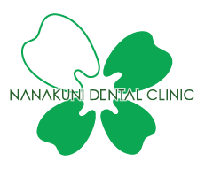 四つ葉のマークに「NAKAKUNI DENTAL CLINIC」と書かれたイラスト