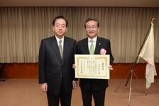 賞状を持っている石森市長と太田国土交通大臣が並んで写っている写真