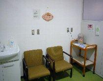 洗面台、椅子2脚が置かれてある東浅川保健福祉センターに新しくつくられた赤ちゃん・ふらっとの写真