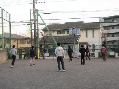 児童館の庭でバスケットボールで遊ぶ複数の子どもたちの写真