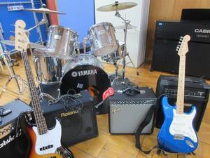 ギターやベース、アンプ、ドラムなどの貸出機材が並べてある写真