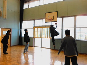 中学生がバスケットボールを楽しんでいる様子