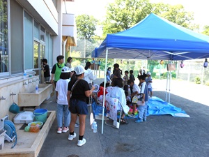 おまつりでゲームをしている様子