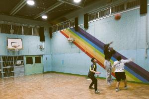 中学生がバスケットボールをしている様子