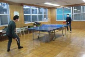 卓球をして遊んでいる高校生2人組の写真