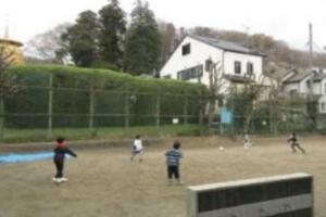 小学生が庭でサッカーをしている様子