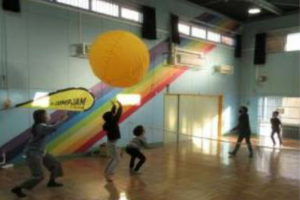 大きなボールを使って運動遊びをしている小学生の様子