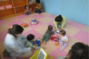 乳幼児専用部屋で楽しく遊ぶ親子の写真