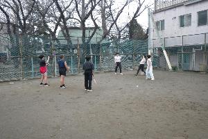 庭でバドミントンをして楽しむ高校生
