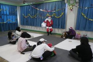 クリスマス会でサンタさんが登場した写真