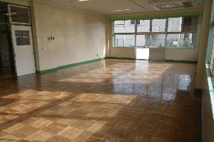 室内でドッジボールもできる遊戯室の写真