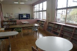 本や漫画がたくさん置いてある図書室の写真