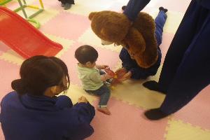 職場体験で乳幼児とふれあう様子