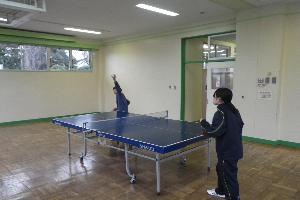 遊戯室で卓球をする様子