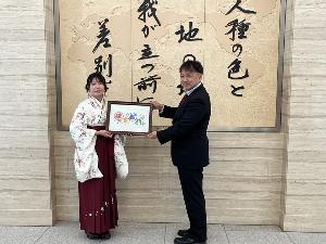 はちビバのロゴデザイン受領式のようす
