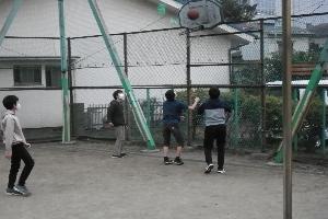 館庭でバスケの試合をしている写真