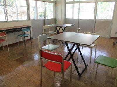 机と椅子が設置されている中高生部屋