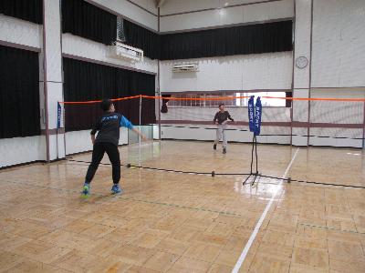 遊戯室でバドミントンを楽しむ写真