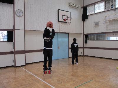 遊戯室でバスケットボールを楽しむ利用者の写真