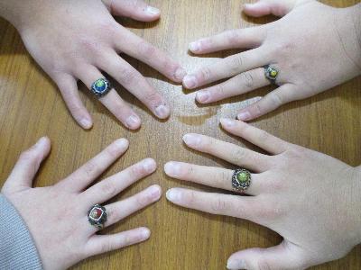 手作りの指輪を見せる4つの手
