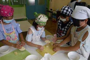 児童館でお菓子を作っている小学生たちの写真