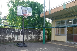 南大谷児童館の庭にあるバスケットゴールの写真