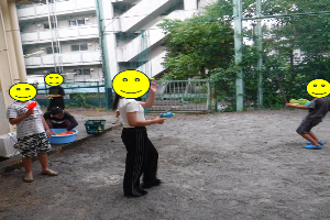 館庭で水鉄砲で遊ぶ様子