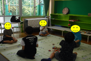 小学生がお手玉を教わる様子