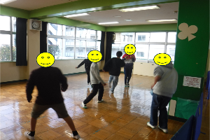 遊戯室で小学生がボール遊びをする様子