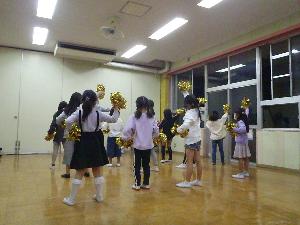 チアダンスの練習をする小学生