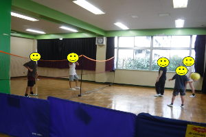 小学生がバレーボールをする様子