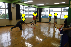 小学生がユニホックを楽しむ様子